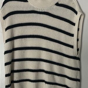 Abercrombie & Fitch Black and Cream Crew Neck Sweater